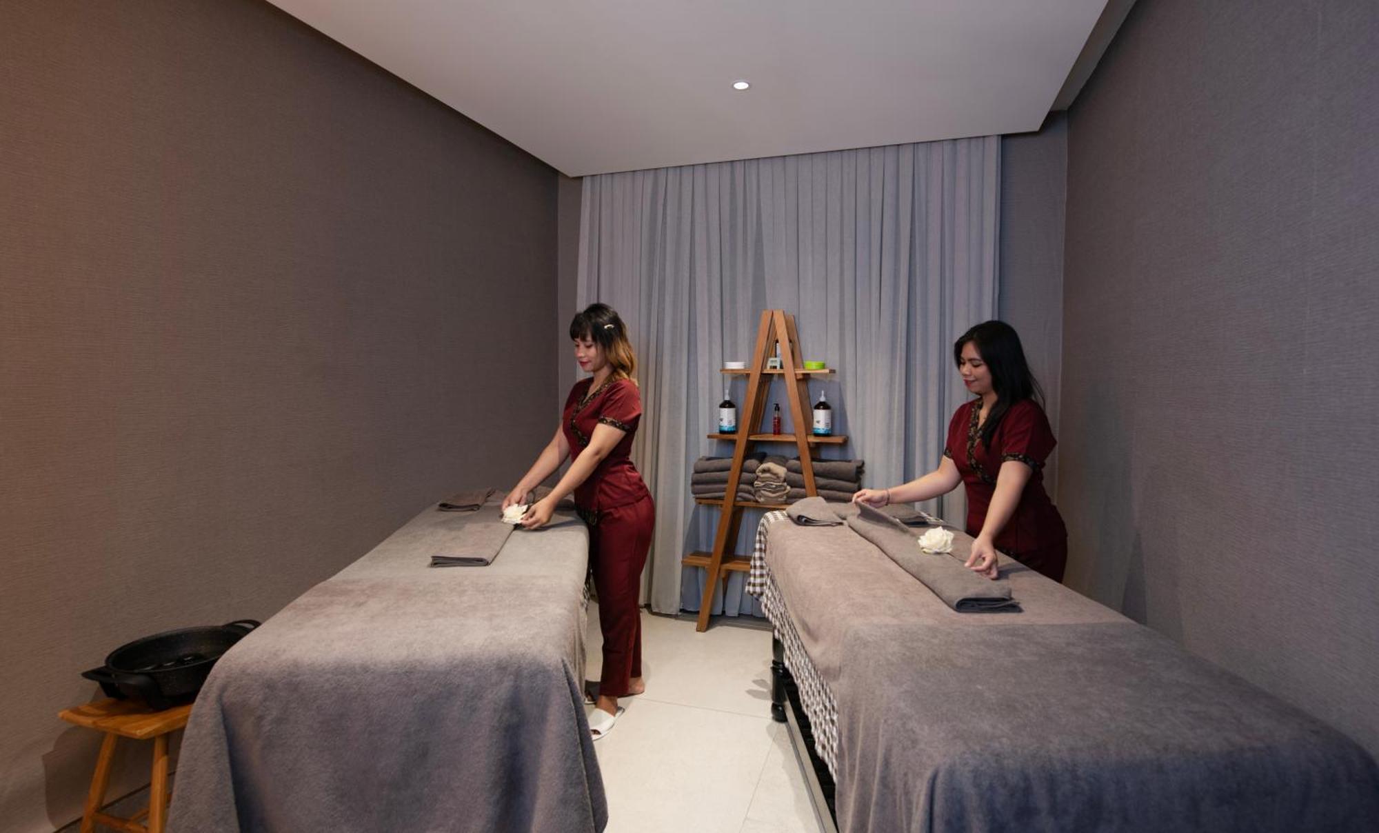 Day One Beach Resort & Spa - Adult Only Alanya Exterior photo Thai massage therapists at work